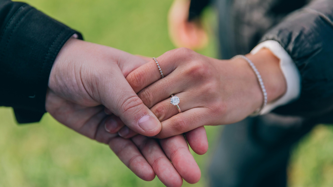 Best Time to Buy an Engagement Ring: 7 Expert Buying Windows