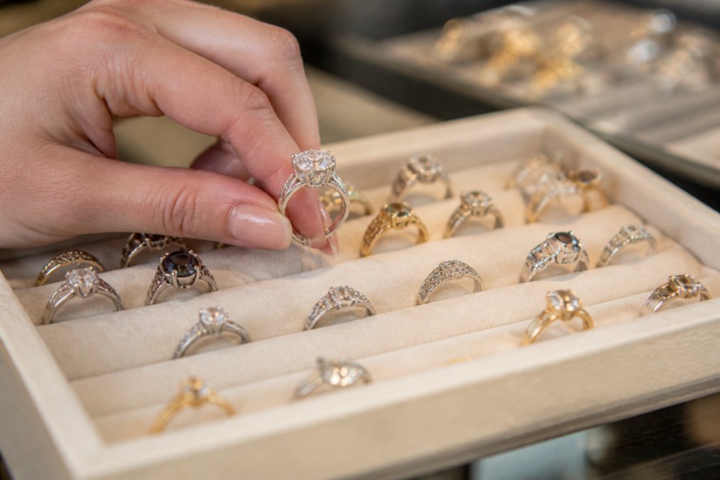 How to Choose Unique Engagement Rings: 2026 Guide