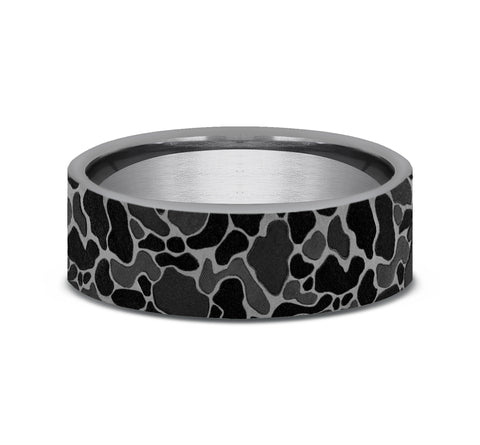 The Drake This 7mm comfort fit ring is made with Grey Tantalum , featuring a duck camo design
