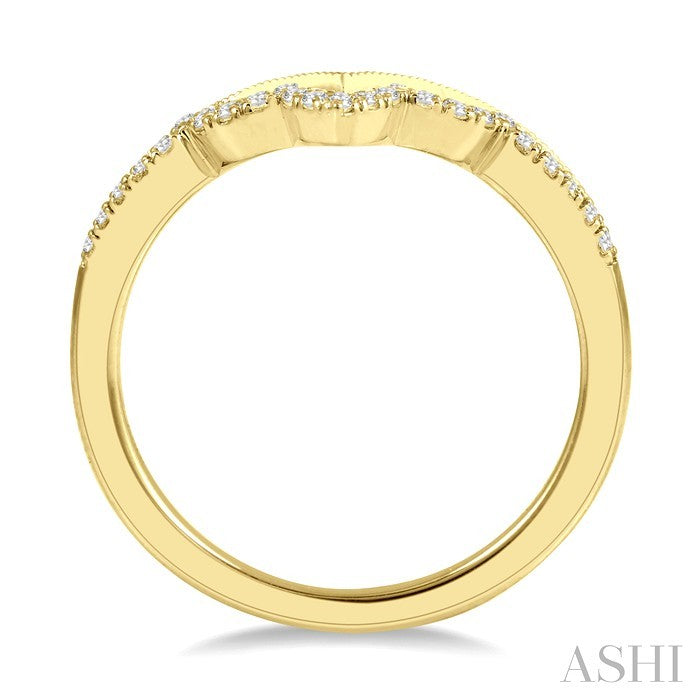1/8 Ctw Milgrain Chevron Center Scallop Base Round Cut Diamond Wedding Band in 14K Yellow Gold