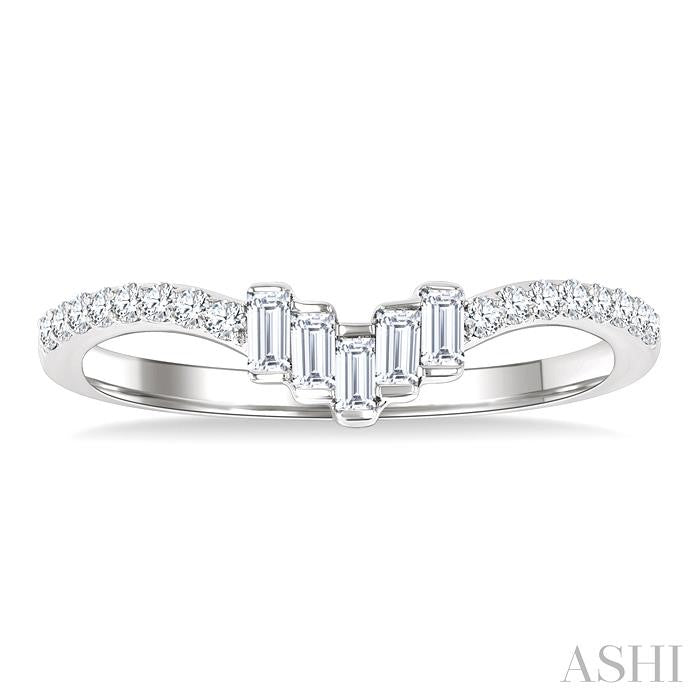 1/4 Ctw Baguette Cut Chevron Centerpiece Round Cut Diamond Wedding Band in 14K White Gold