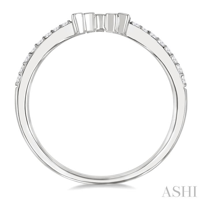 1/4 Ctw Baguette Cut Chevron Centerpiece Round Cut Diamond Wedding Band in 14K White Gold