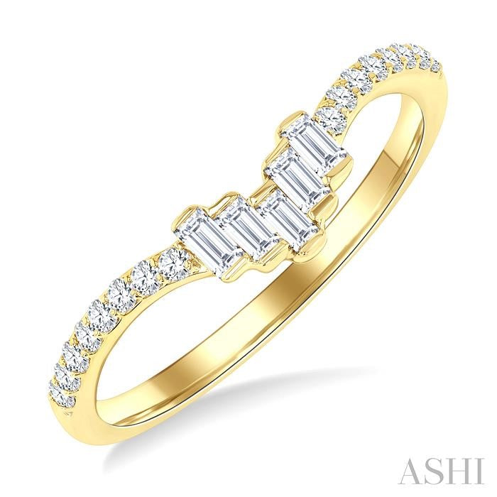 1/4 Ctw Baguette Cut Chevron Centerpiece Round Cut Diamond Wedding Band in 14K Yellow Gold