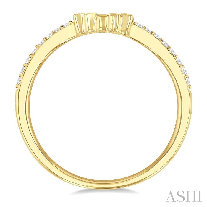 1/4 Ctw Baguette Cut Chevron Centerpiece Round Cut Diamond Wedding Band in 14K Yellow Gold