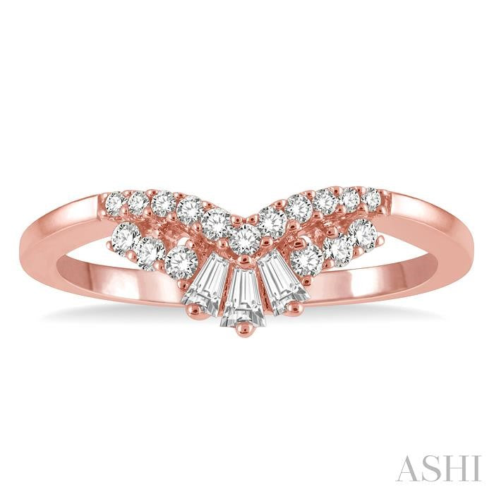 1/4 Ctw Chevron Center Baguette and Round Cut Diamond Wedding Band in 14K Rose Gold