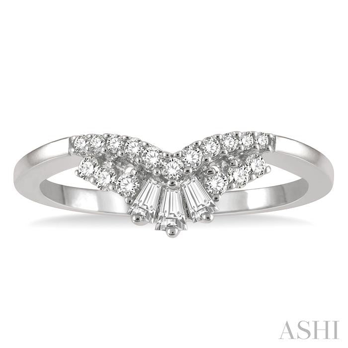 1/4 Ctw Chevron Center Baguette and Round Cut Diamond Wedding Band in 14K White Gold