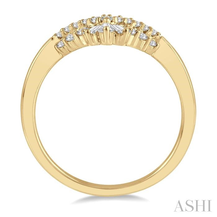 1/4 Ctw Chevron Center Baguette and Round Cut Diamond Wedding Band in 14K Yellow Gold