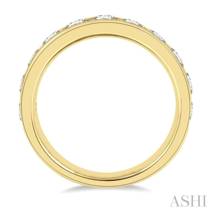 1 1/2 Ctw Channel Set 11 Stone Round Cut Diamond Wedding Band in 14K Yellow Gold