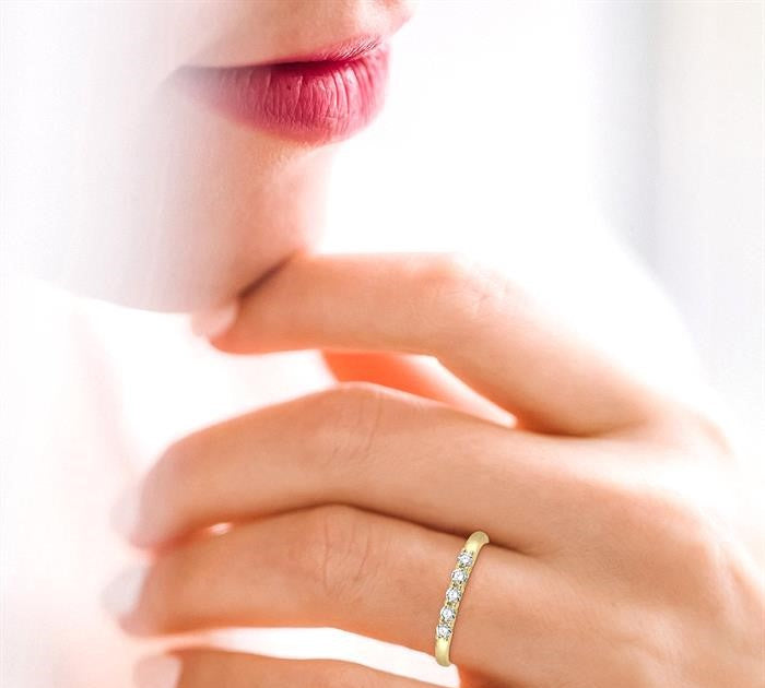1/4 Ctw 5 Stone Round Cut Diamond Wedding Band in 14K Yellow Gold