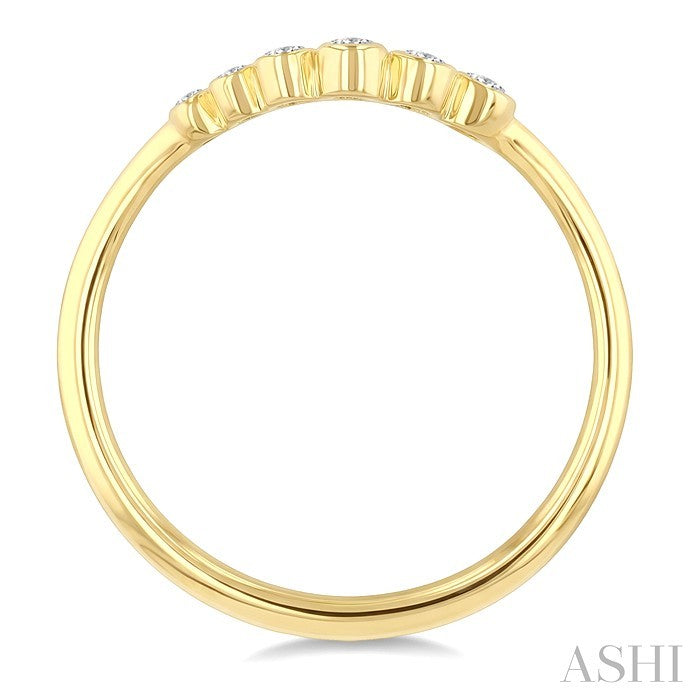 1/10 Ctw Graduated Wave Round Cut Diamond Fashion Ring in 10K Yellow Gold