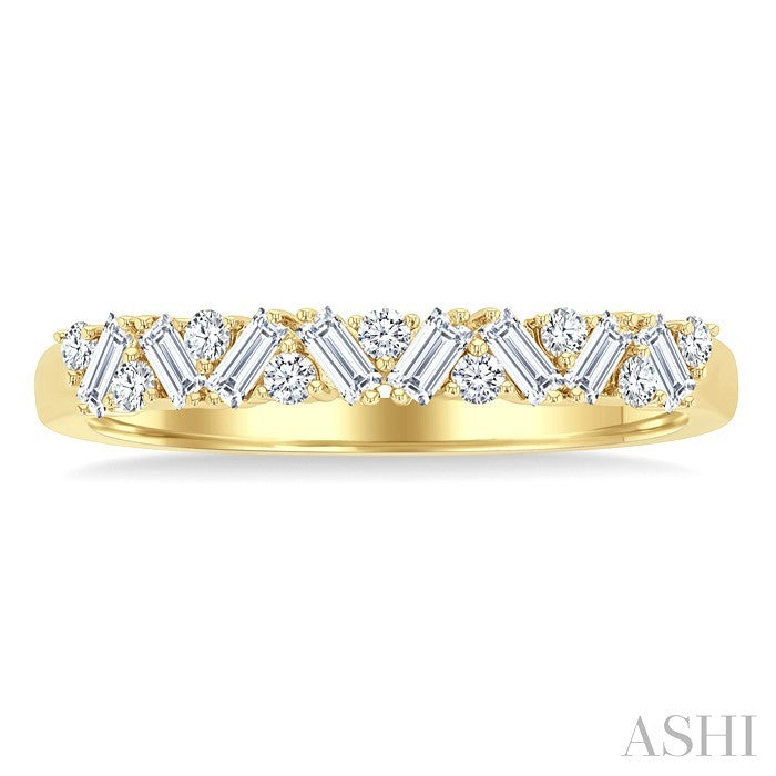 1/3 Ctw Zig Zag Scatter Baguette and Round Cut Diamond Fashion Band in 14K Yellow Gold