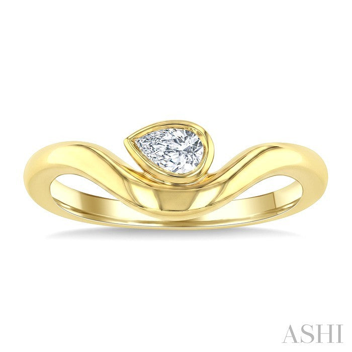 1/4 Ctw Pear Cut Diamond Curved Solitaire Ring in 14K Yellow Gold