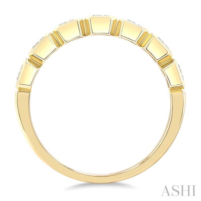 1 1/2 Ctw 7 Stone Bezel Set Emerald Cut Diamond Fashion Band in 14K Yellow Gold