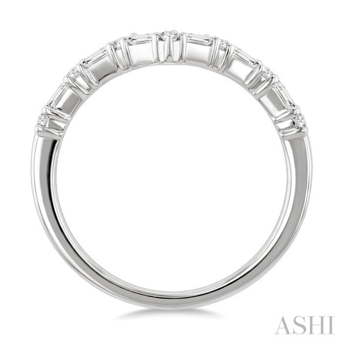 1/4 Ctw Baguette and Round Cut Diamond Chevron Fashion Ring in 14K White Gold