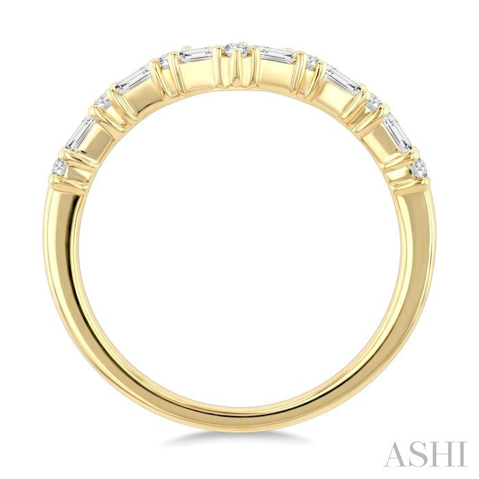1/4 Ctw Chevron Baguette and Round Cut Diamond Fashion Ring in 14K Yellow Gold