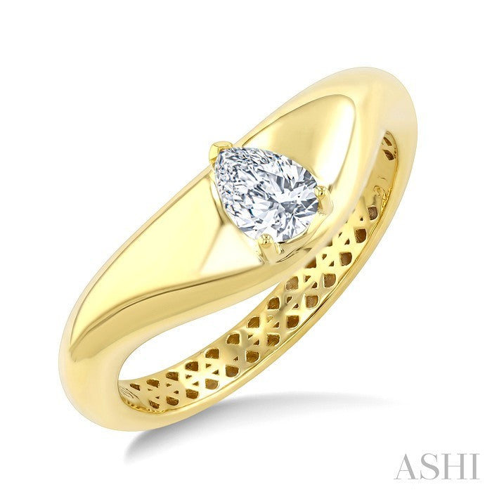 1/3 Ctw Pear Cut Diamond Curved Solitaire Ring in 14K Yellow Gold