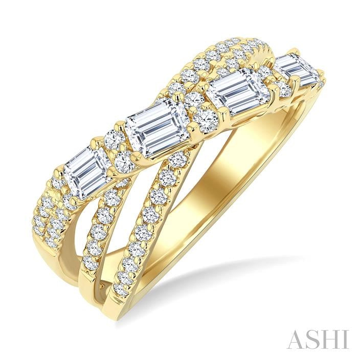 1 1/4 Ctw Emerald and Round Cut Diamond Split Crossover Fashion Ring in 14K Yellow Gold