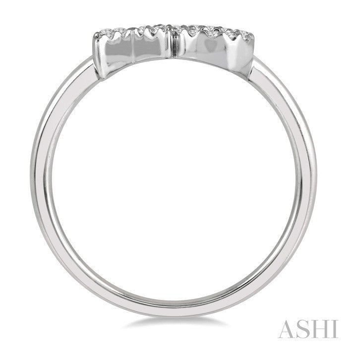 1/6 Ctw 'XO' Hugs and Kisses Round Cut Diamond Petite Fashion Ring in 10K White Gold