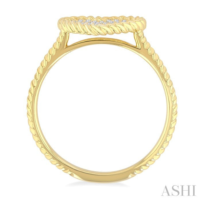 1/5 Ctw Round Cut Diamond Rope Border Heart Motif Fashion Ring in 10K Yellow Gold