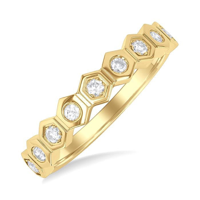 Timeless Diamond Ring in Yellow Gold
