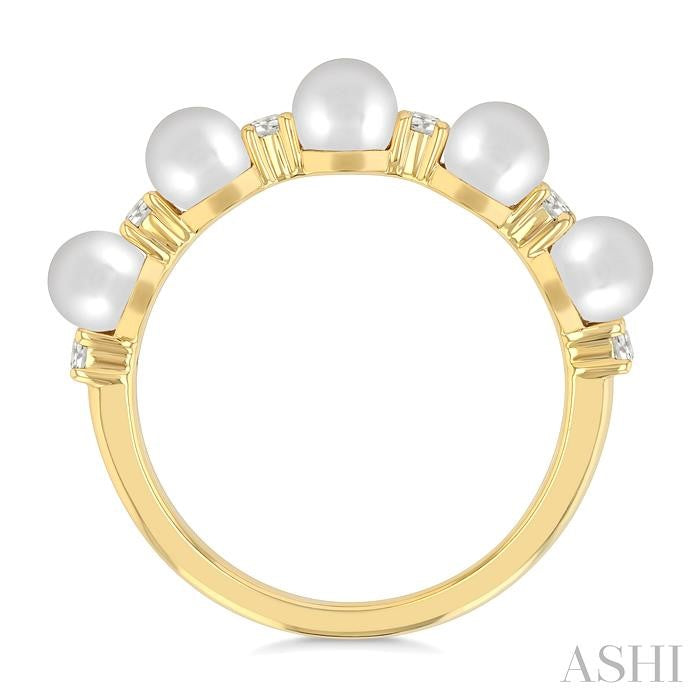 4MM Cultured Pearl and 1/6 Ctw Round Cut Diamond Fashion Ring in 14K Yellow Gold