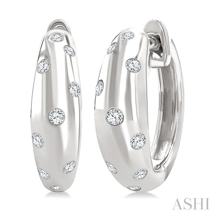 1/6 Ctw Round Cut Diamond Mosaic Huggie Earrings in 10K White Gold