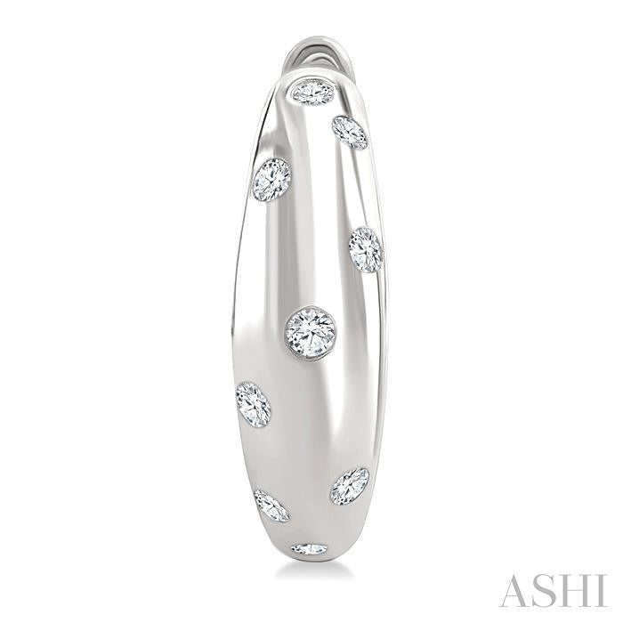 1/6 Ctw Round Cut Diamond Mosaic Huggie Earrings in 10K White Gold