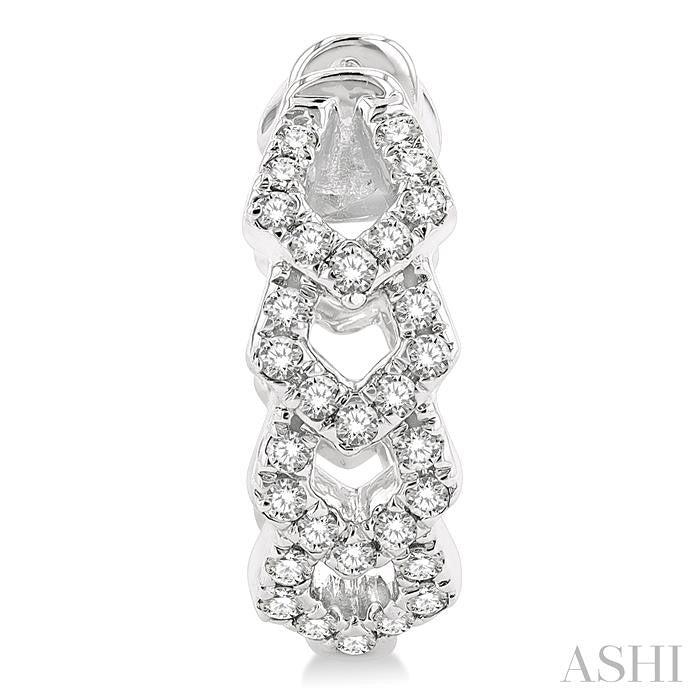 1/4 Ctw Petite Geometric Link Round Cut Diamond Fashion Huggies in 10K White Gold