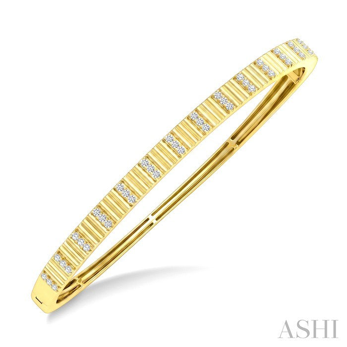 1/3 Ctw Round Cut Diamond Pirouette Bangle in 10K Yellow Gold