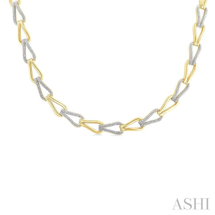 1/4 Ctw Round Cut Diamond Bold Knot Link Fashion Necklace in Yellow Gold Vermeil