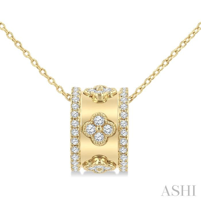 1/2 Ctw Round Cut Diamond Clover Fashion Pendant With Chain in 14K Yellow Gold