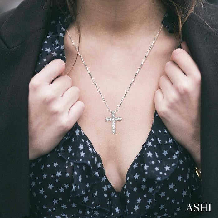 3/4 Ctw Round Cut Diamond Cross Pendant in 14K White Gold with Chain