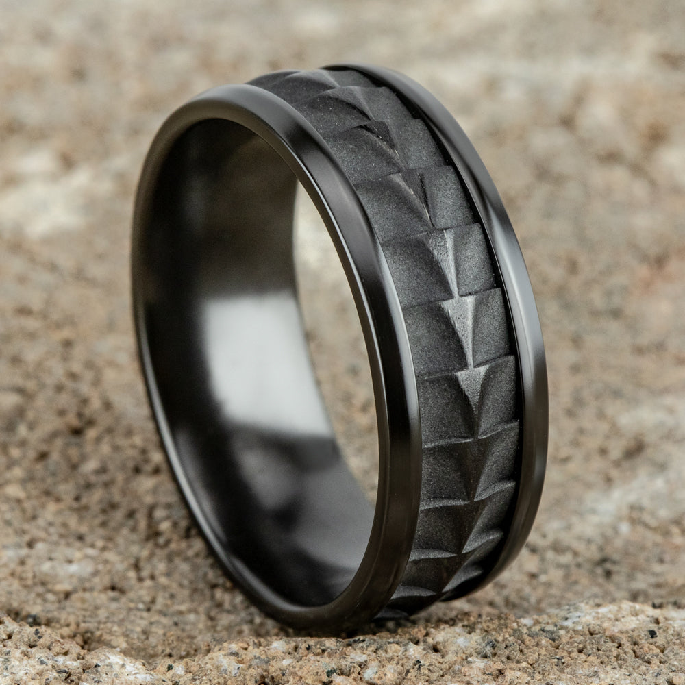 THE DUNDEE 8mm, Comfort fit, Black Titanium, Crocodile skin patterned center, polished bevel edges