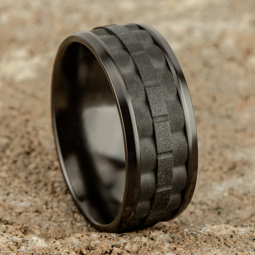 THE AVIATOR 9mm, Comfort fit, Black Titanium, Link patterned center, polished bevel edges