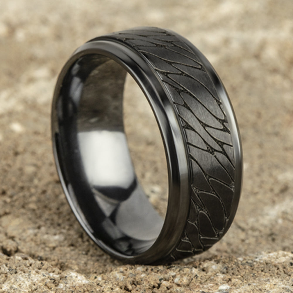 THE DINO 9mm, Comfort fit, Black Titanium, Pebble patterned center, bevel edges