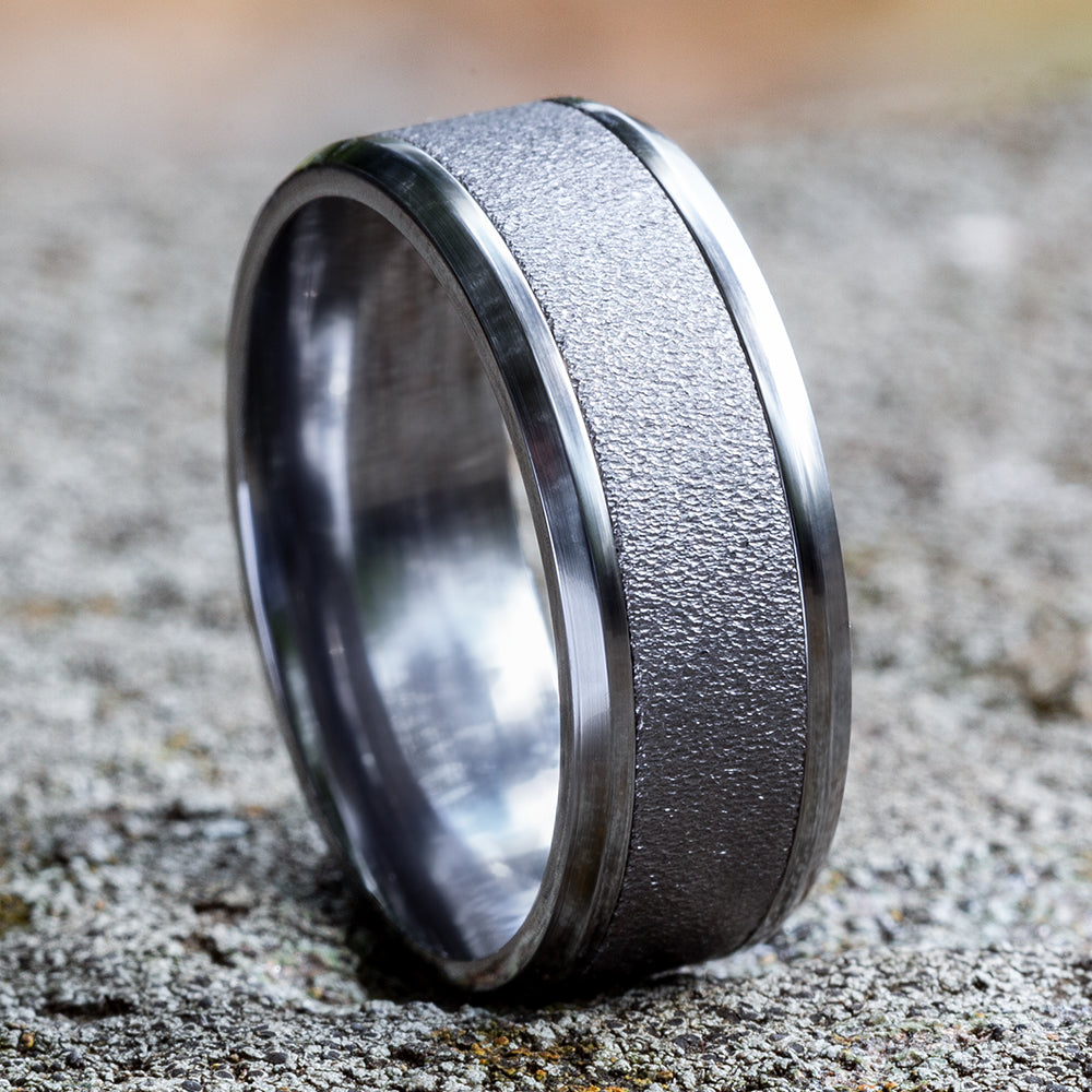THE ADMIRAL 8mm, Comfort fit, Grey Tantalum, Wire brush center, drop bevel edges