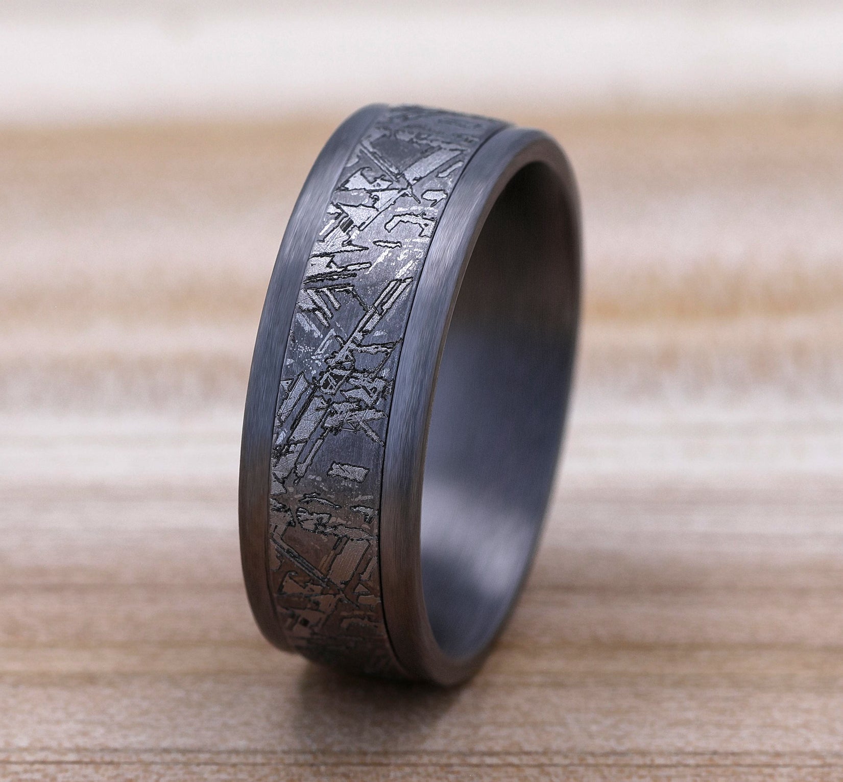 THE MATRIX 8mm, Comfort fit, Grey Tantalum, Meteorite patterned center, straight edges