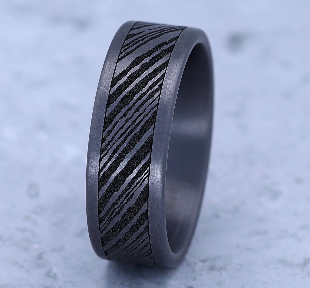 THE BUCK 8mm, Comfort fit, Grey Tantalum, Damascus designed center, straight edges