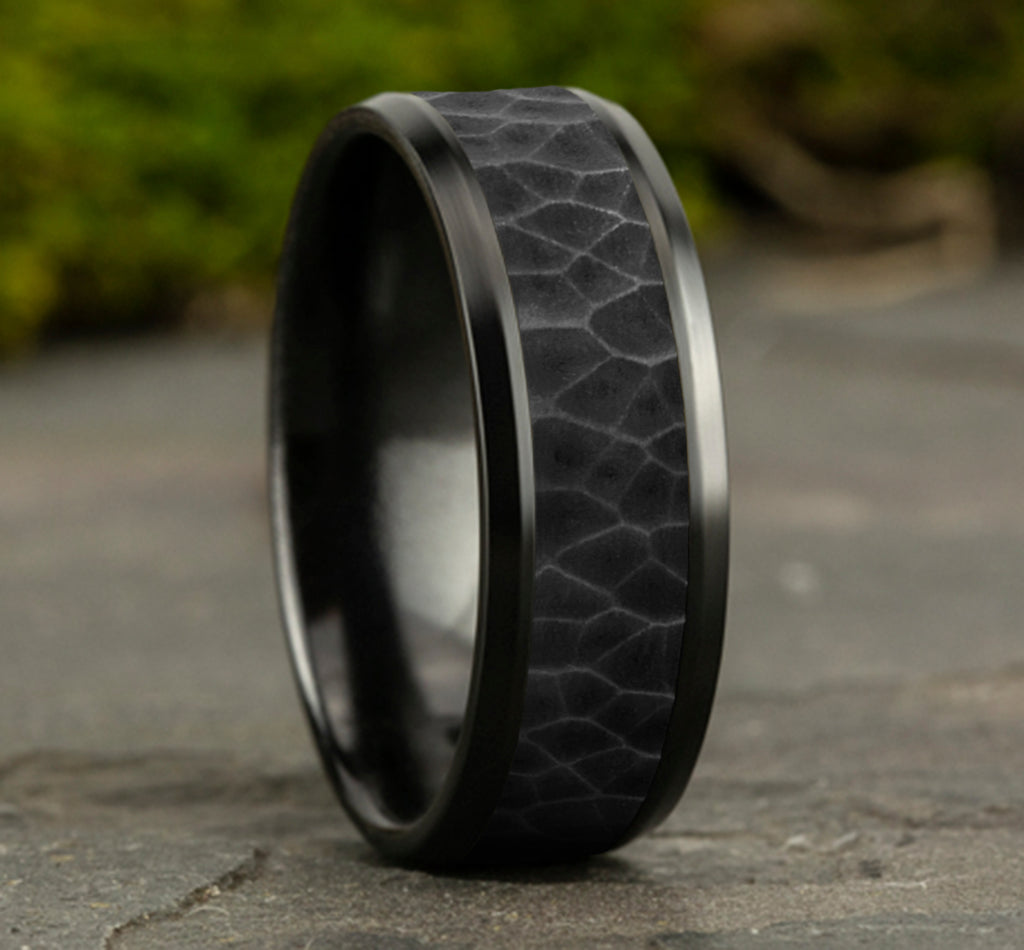 THE TURNER 8mm, Comfort fit, Black Titanium, Hammered center, polished bevel edges