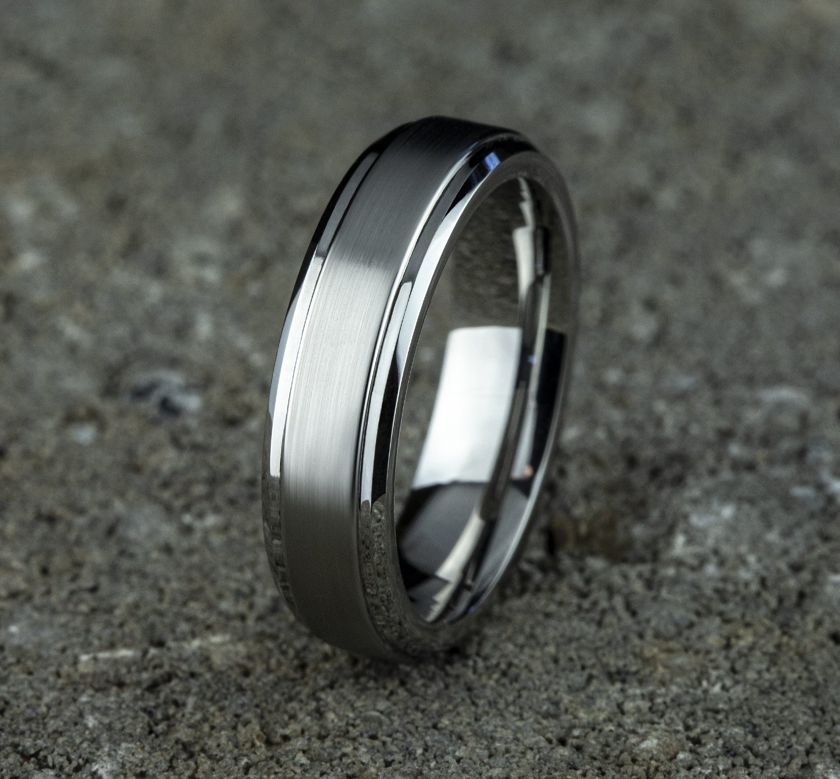 THE DUKE 6mm, Comfort fit, White Cobalt, Satin center, polished bevel edges