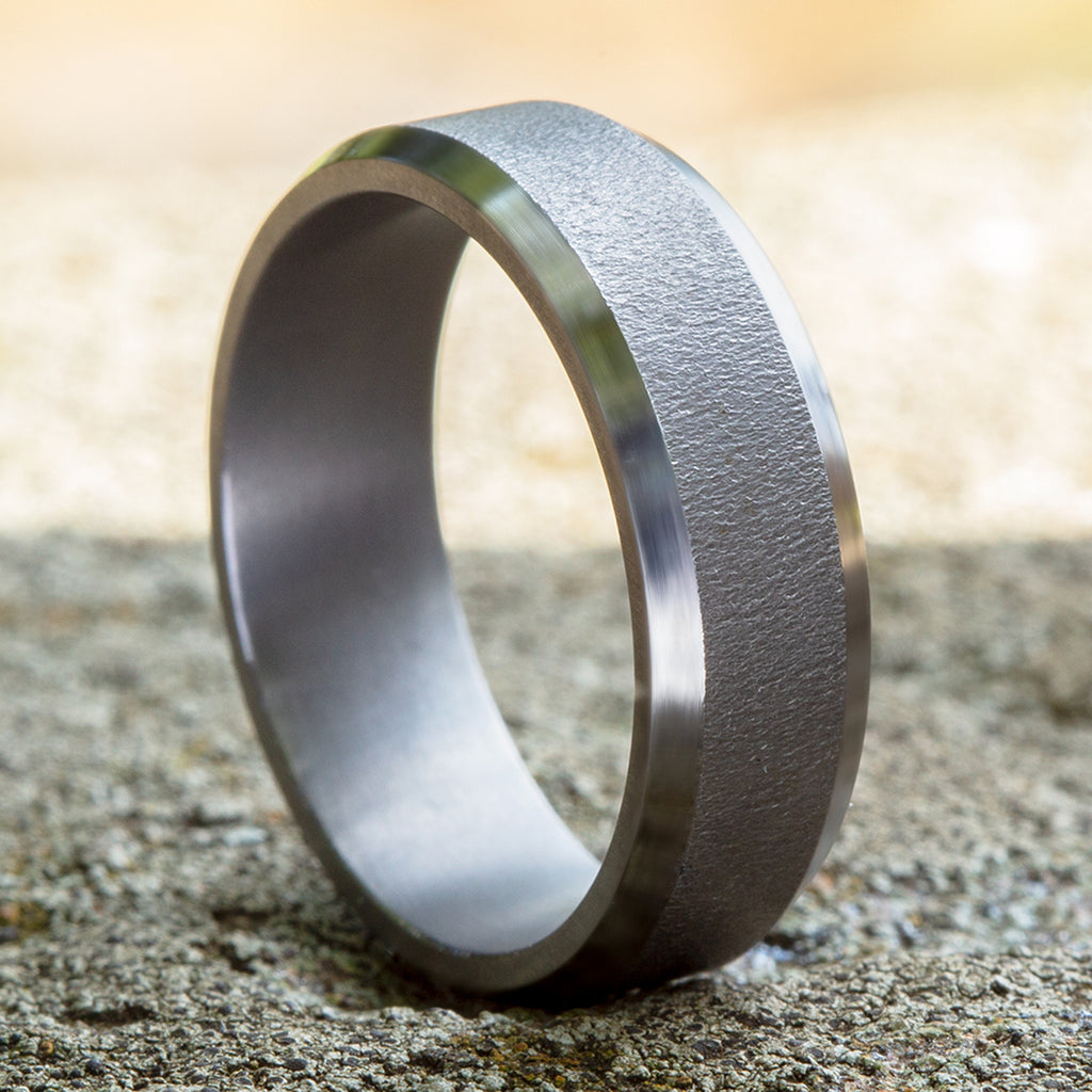 THE MAJOR 7mm, Comfort fit, Darkened Tantalum, Wire brush center, slightly beveled edges