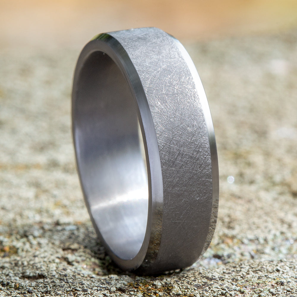 THE OFFICER 7mm, Comfort fit, Grey Tantalum, Swirl center, polished bevel edges