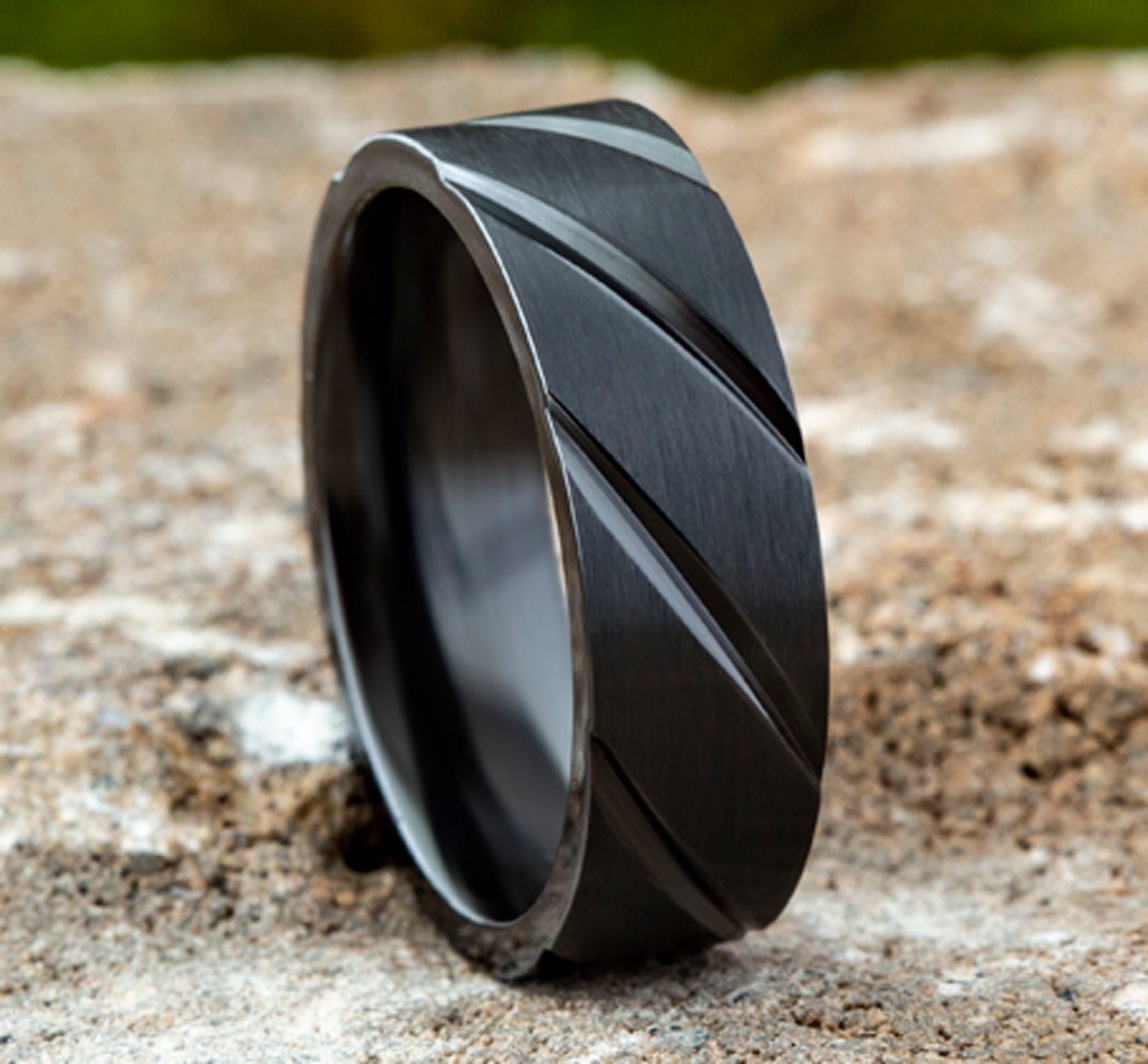 THE DAGGER 7mm, Comfort fit, Black Titanium, Angled cross cuts