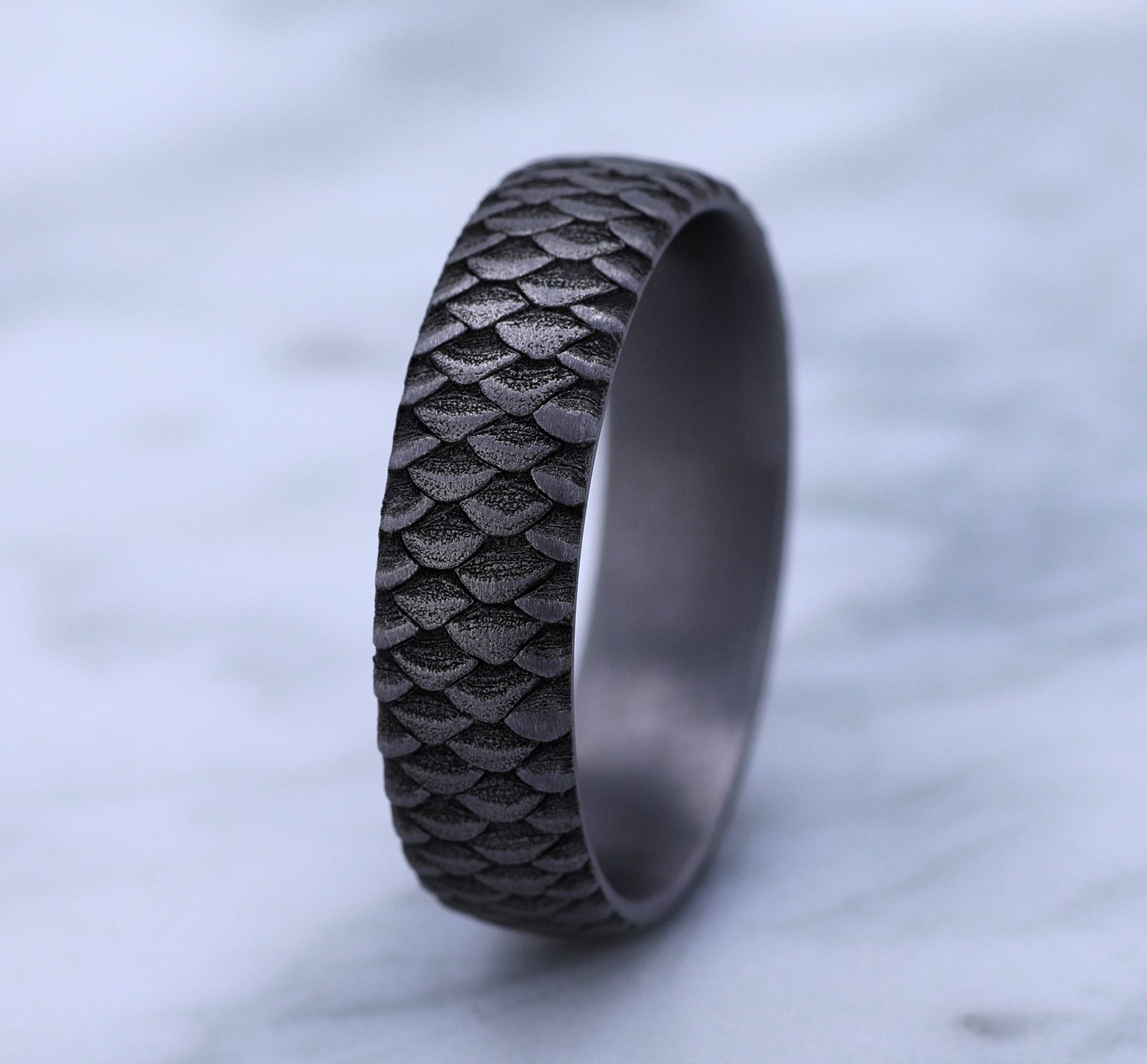 THE ANGLER 6mm, Comfort fit, Grey Tantalum, Fish scale pattern