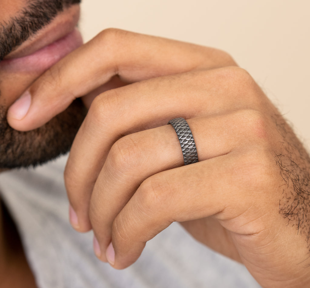 THE ANGLER 6mm, Comfort fit, Grey Tantalum, Fish scale pattern