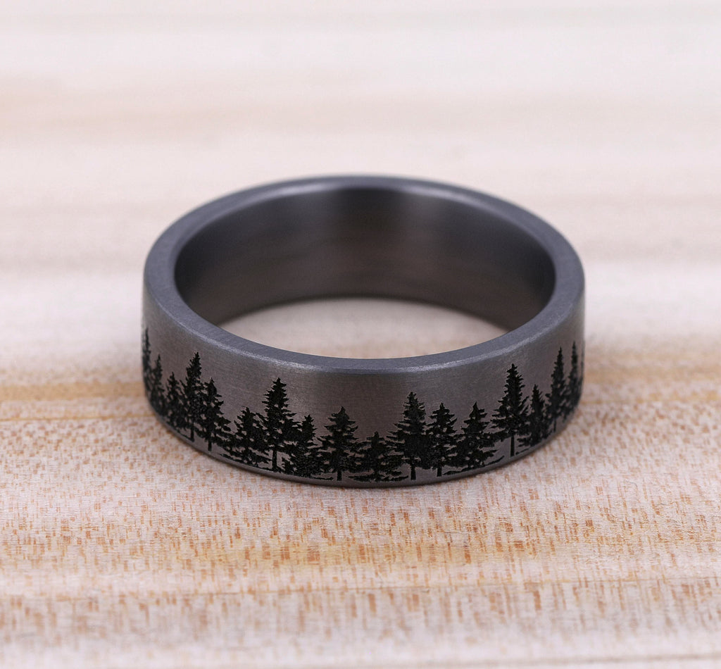 THE EVERGREEN 7mm, Comfort fit, Grey Tantalum, Treeline scenic design