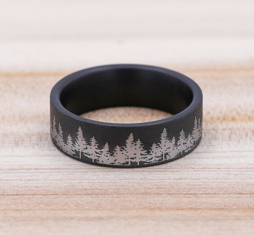 THE EVERGREEN 7mm, Comfort fit, Darkened Tantalum, Treeline scenic design