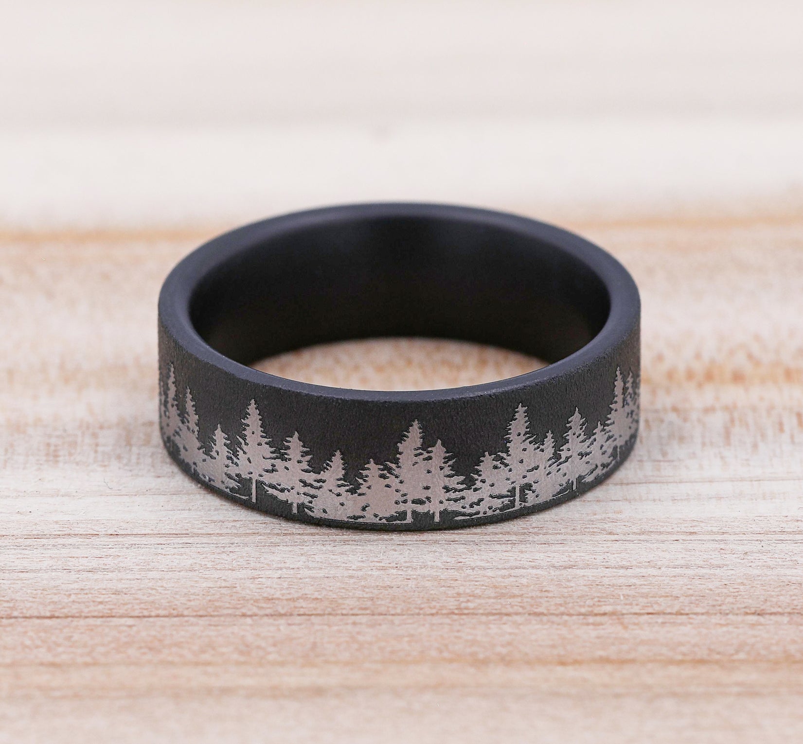 THE EVERGREEN 7mm, Comfort fit, Darkened Tantalum, Treeline scenic design