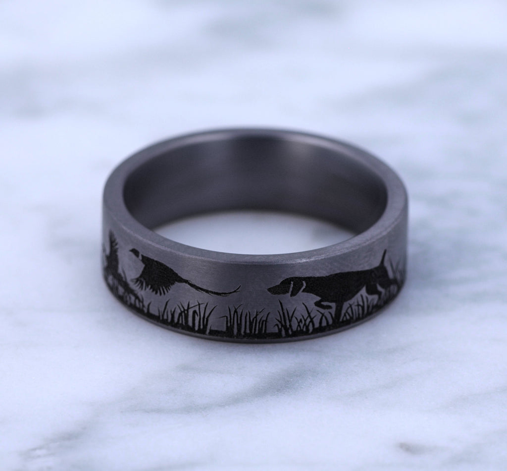 THE POINTER 7mm, Comfort fit, Grey Tantalum, Pointer and pheasant scenic design
