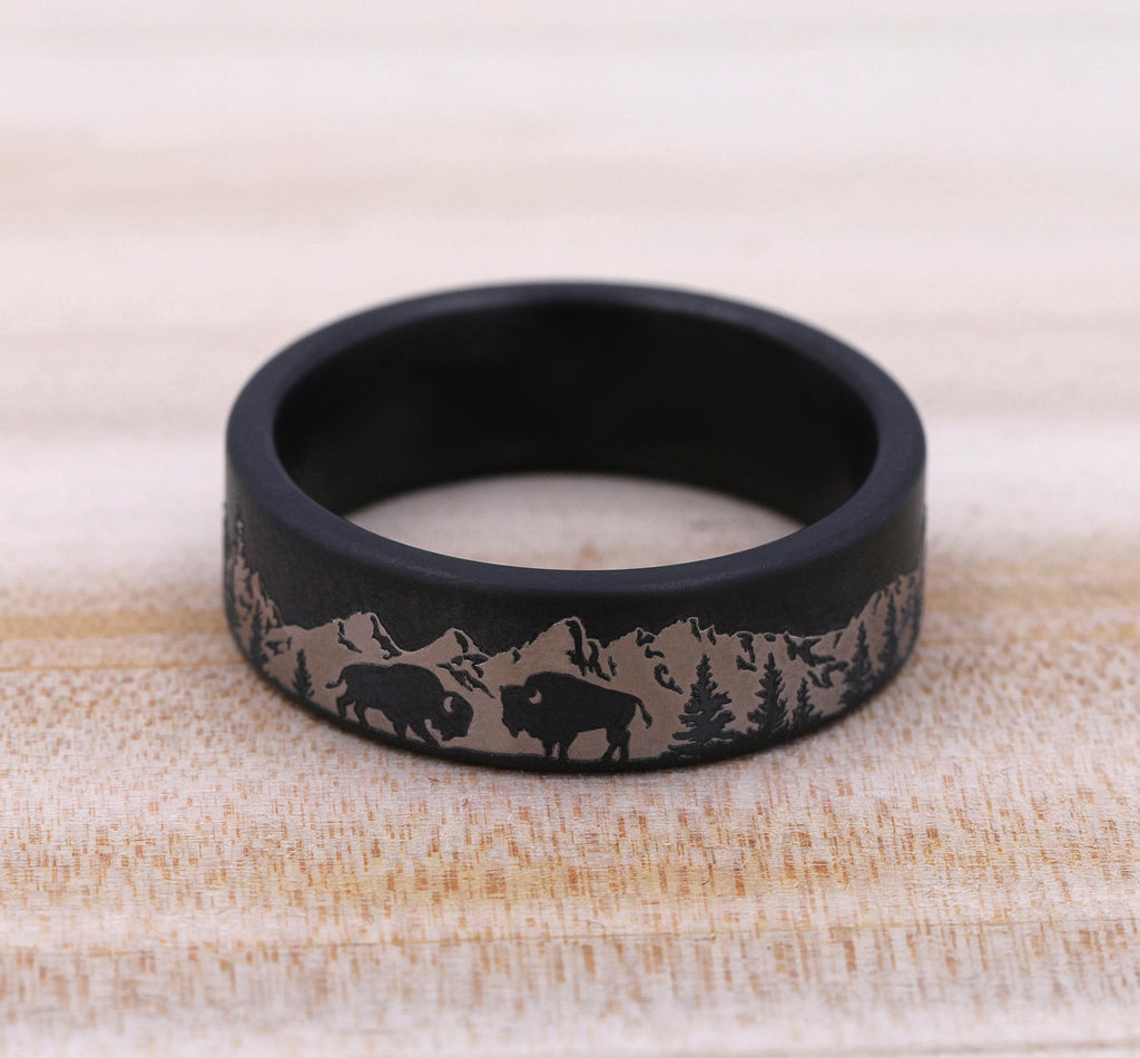 THE ROAMER 7mm, Comfort fit, Darkened Tantalum, Mountain scenic design